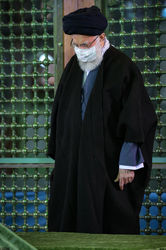 حضور در مرقد مطهر امام