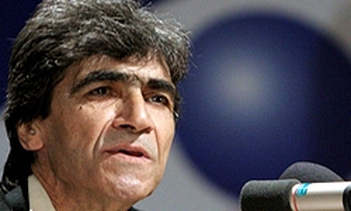 
هنرمندان با لباس سفید در تشییع ناصر تقوایی
