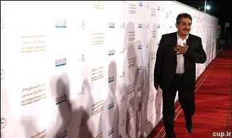 چشمم آب نمی خورد به علی کریمی رای بدهند