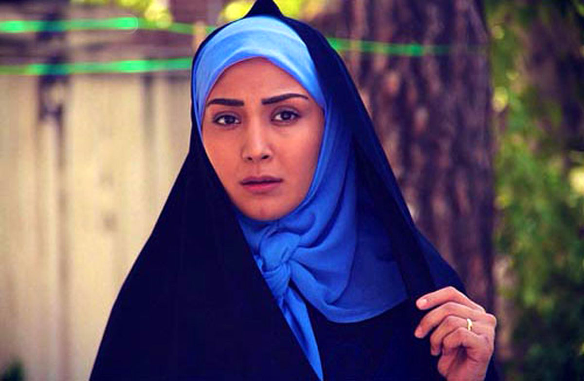 خانم بازیگر با دستی شکسته در اتاق گریم!/ عکس