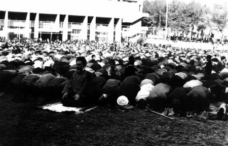 نماز جمعه در دانشگاه تهران به امامت آیت الله بهشتی