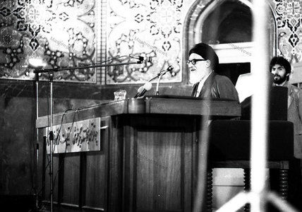 آيت الله سيد محمود طالقاني در حال سخنراني در مراسم ترحيم شهيد آيت الله مطهري در حسينيه ارشاد
