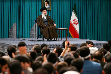 دیدار جمعی از رأی اولی‌ها و خانواده‌های شهدا با رهبر انقلاب