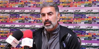 
خوش و بش دو بازیکن استقلالی با محمود فکری
