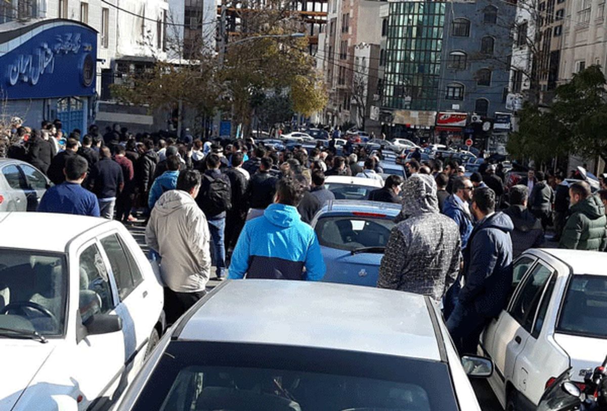 تجمع دوباره استقلالی‌ها مقابل ساختمان باشگاه