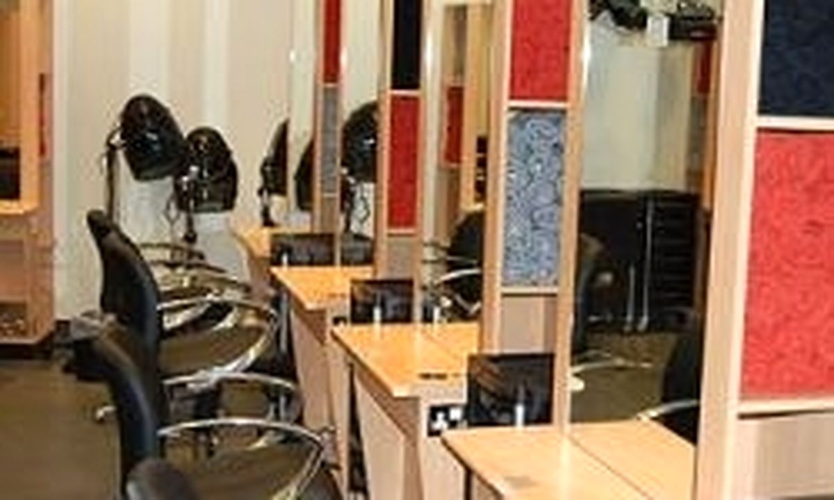 فعالیت ۱۰ تا ۲۰ هزار آرایشگاه زنانه فاقد مجوز