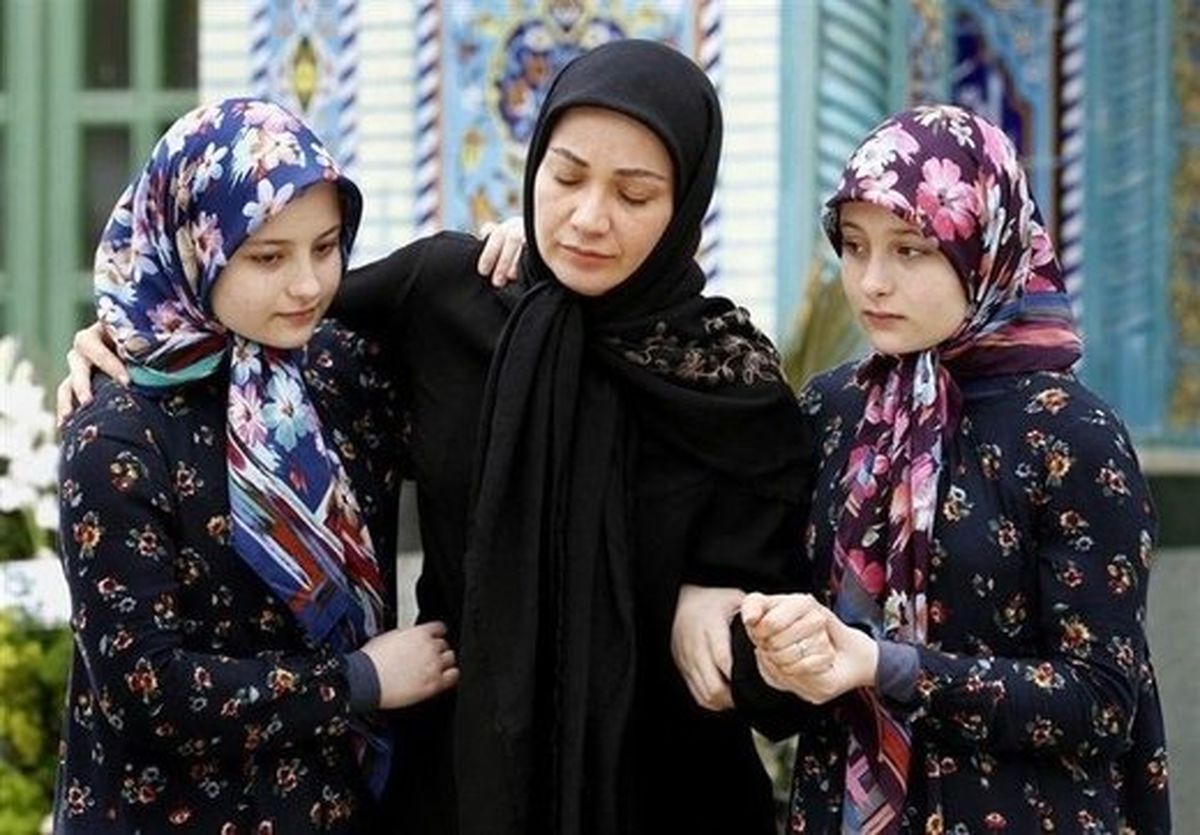  اشک‌های فهیمه «پایتخت» در مراسم تشییع خشایار الوند/ عکس