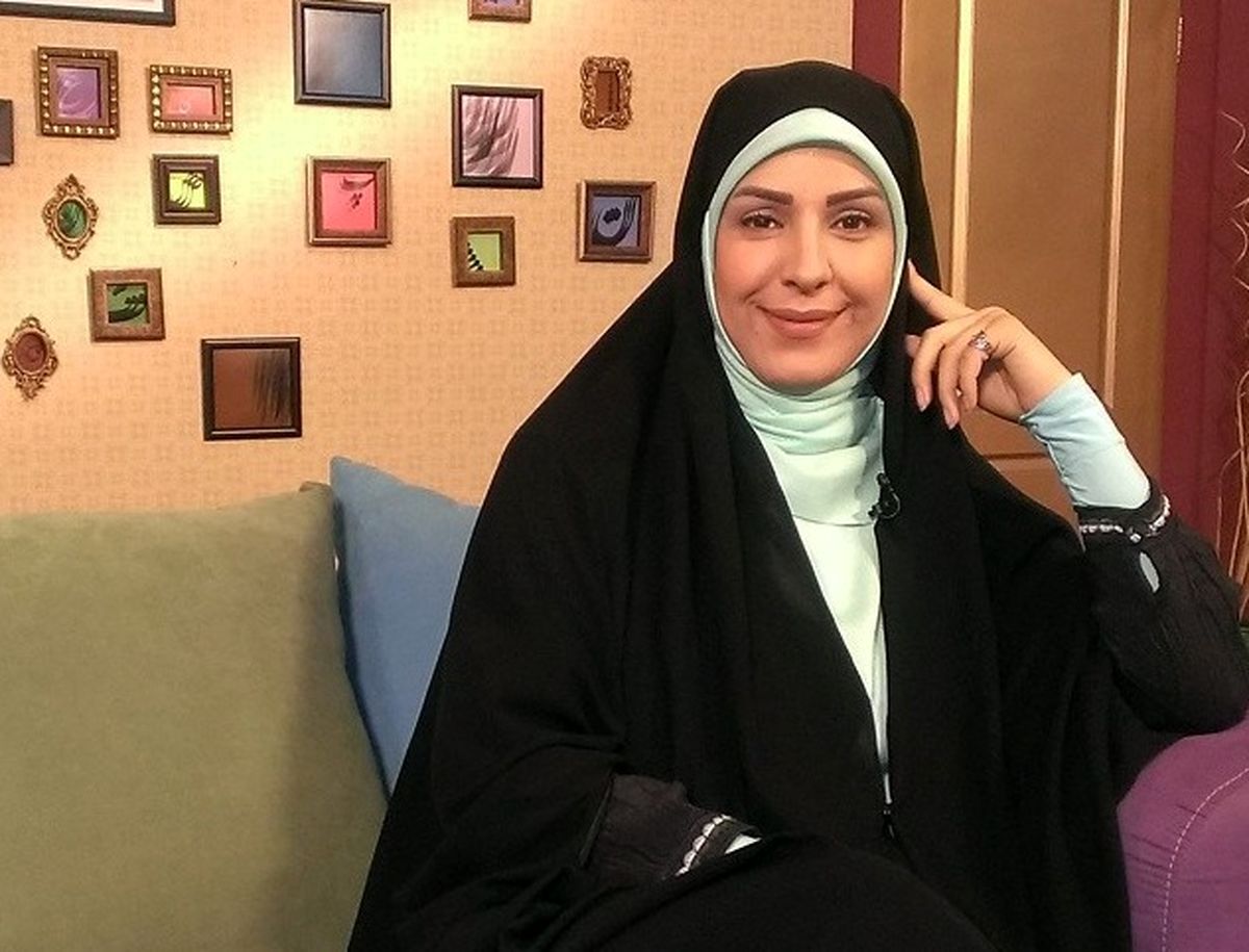 مجری خوش حجاب و مصیبتِ زدن ماسک/ عکس