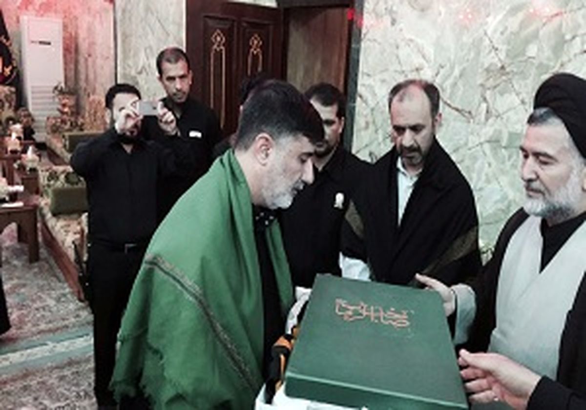 اهدا پرچم گنبد منور رضوی به حرم مطهر امام حسین(ع
