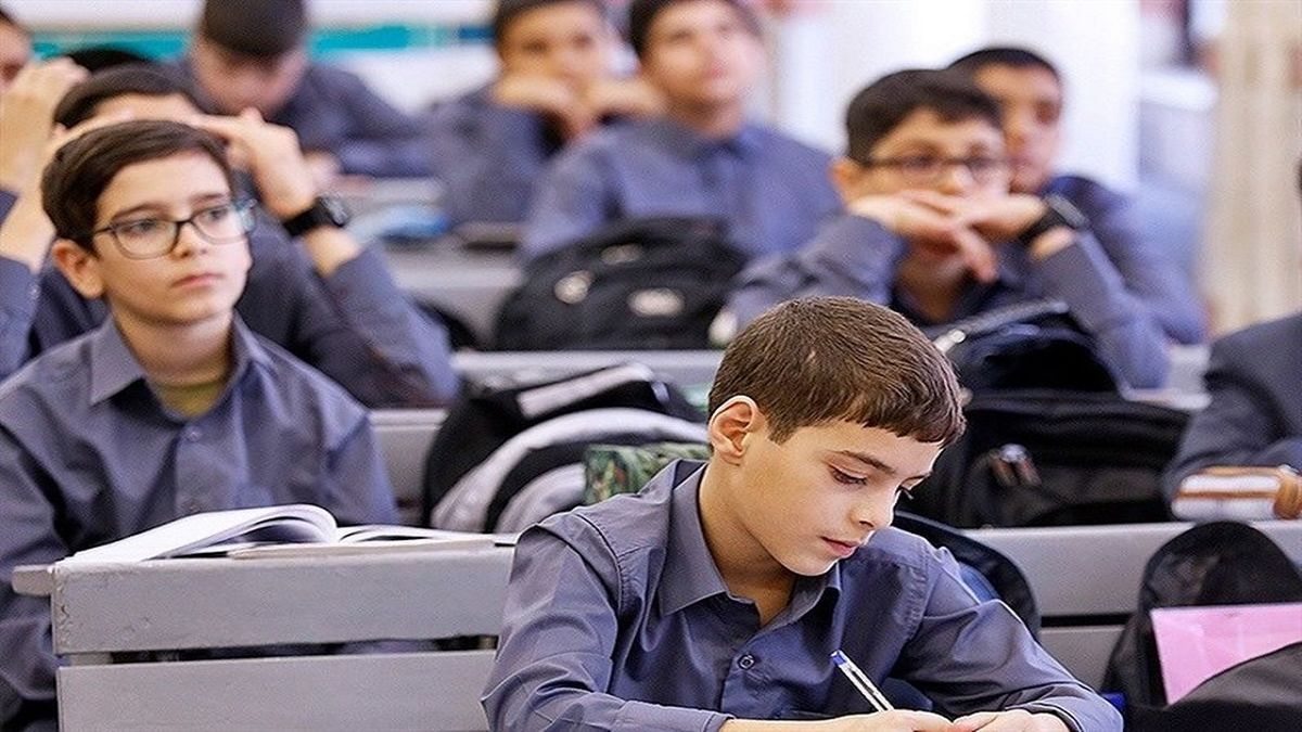 ساعت شروع مدارس ۷:۳۰ صبح است
