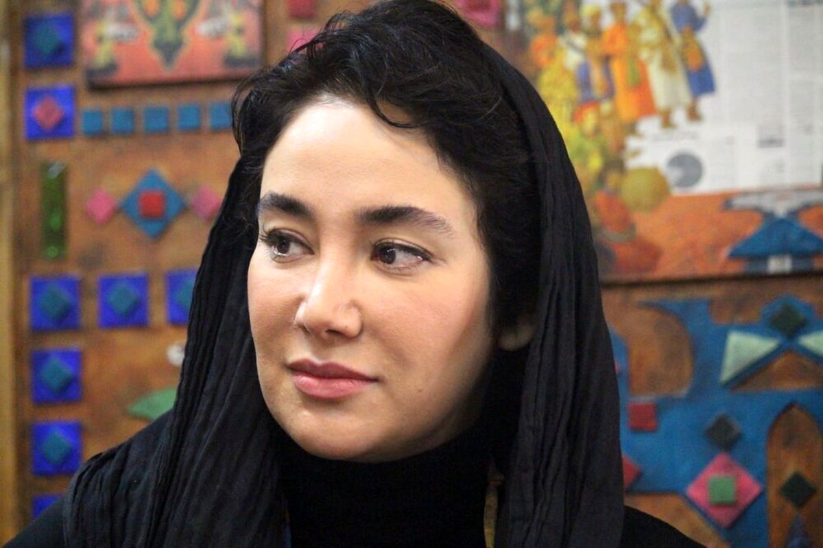 پرش عروسکیّ بهاره افشاری روی صحنه نمایش +عکس