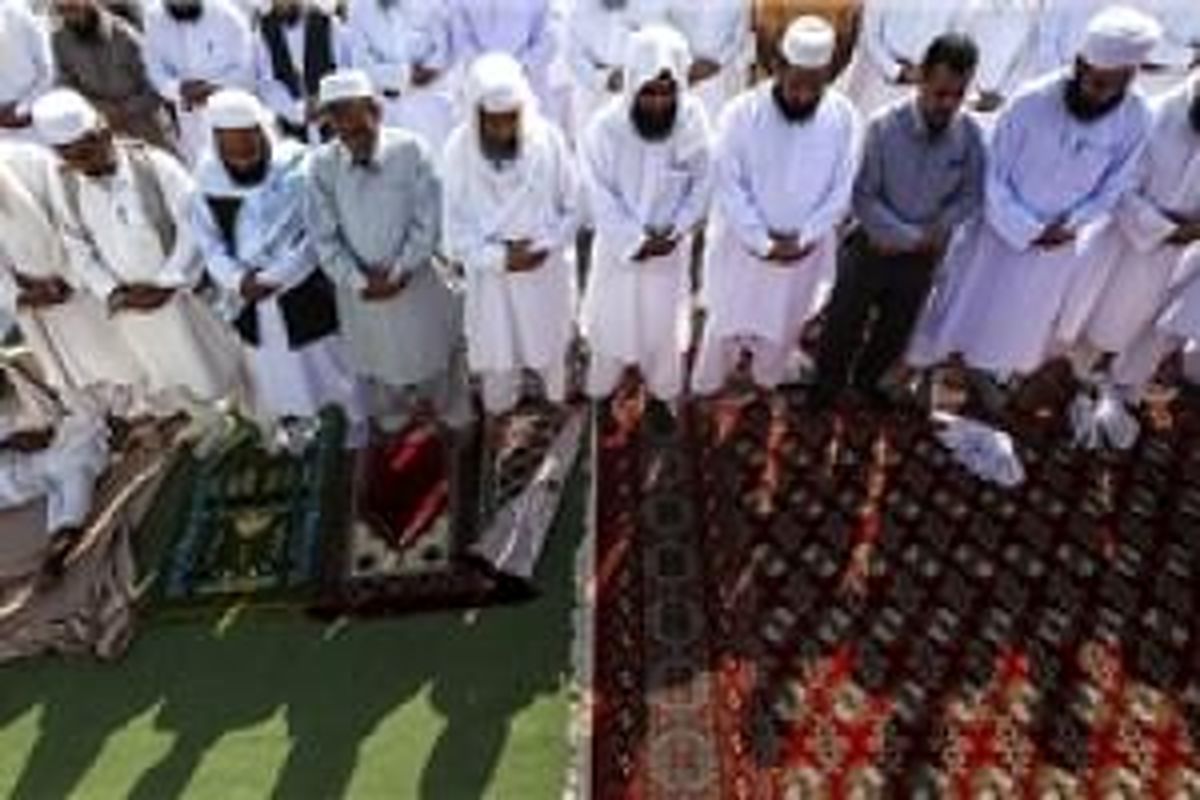 چرا شیعیان دست‌ بسته نماز نمی‌خوانند؟