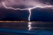 تصویری حیرت‌انگیز از برخورد صاعقه با برج میلاد