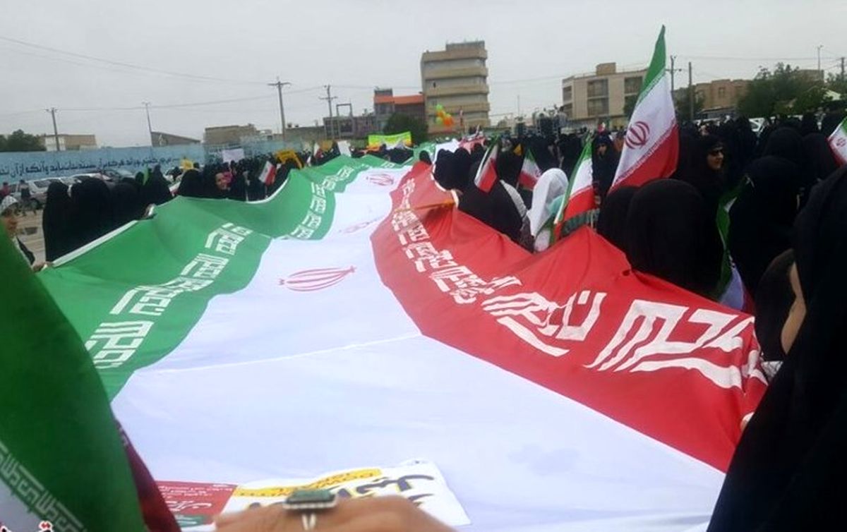 حضور بانوی کهنسال قامت خمیده در راهپیمایی ۲۲ بهمن ۹۷+عکس