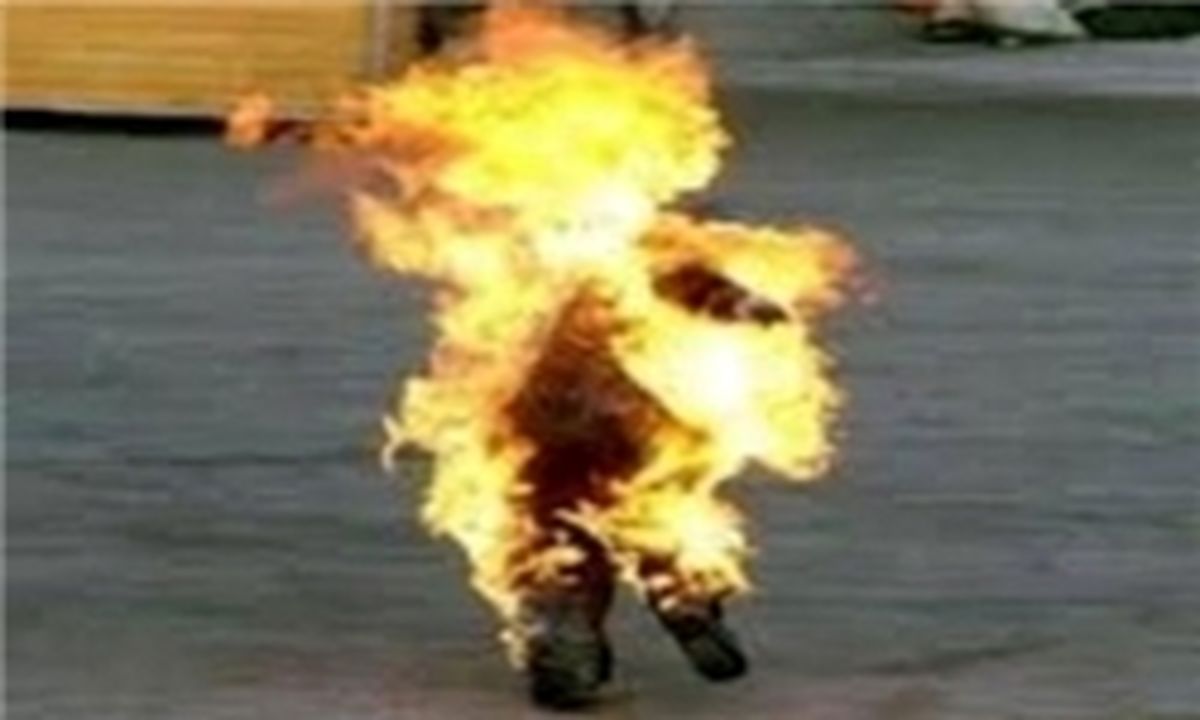 خودسوزی جوانی ۲۰ ساله در مقابل ساختمان وزارت کار